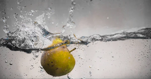 Elma sosu içinde akvaryum