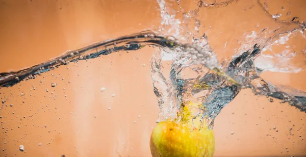 Immersione di mela in acquario — Foto Stock