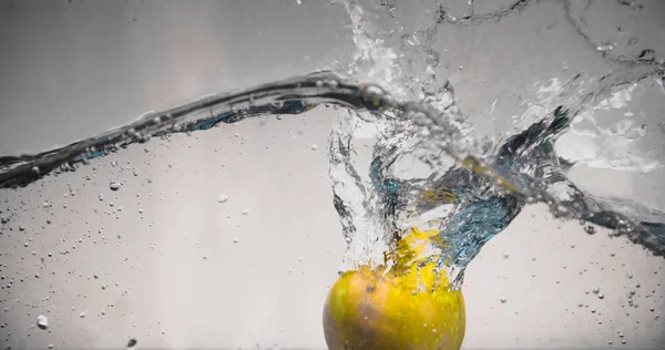 Elma sosu içinde akvaryum