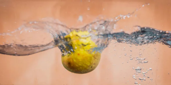 Plongée pomme dans l'aquarium Images De Stock Libres De Droits