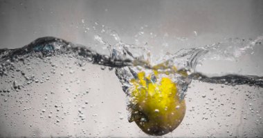 Elma sosu içinde akvaryum