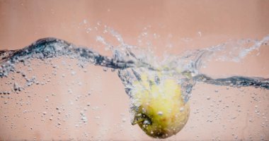 Elma sosu içinde akvaryum