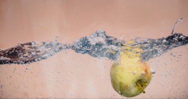 Elma sosu içinde akvaryum