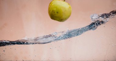 Elma sosu içinde akvaryum