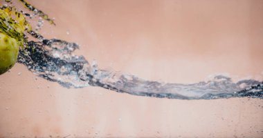 Elma sosu içinde akvaryum