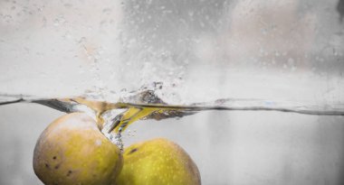 Elma sosu içinde akvaryum