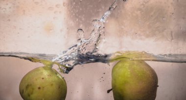 Elma sosu içinde akvaryum