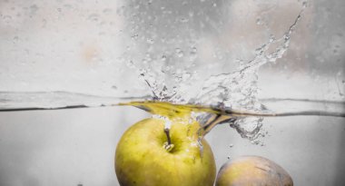 Elma sosu içinde akvaryum