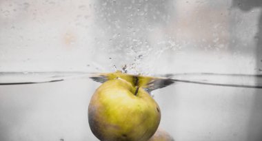 Elma sosu içinde akvaryum