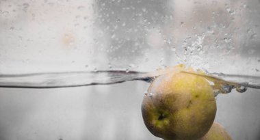 Elma sosu içinde akvaryum