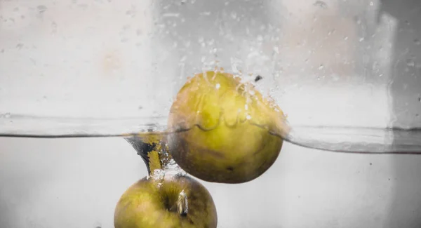 Apple se scufundă în acvariu — Fotografie, imagine de stoc