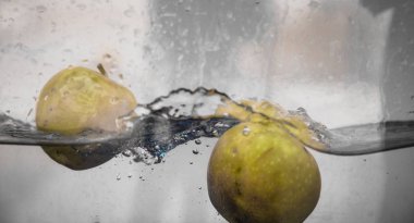 Elma sosu içinde akvaryum