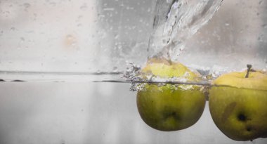 Elma sosu içinde akvaryum