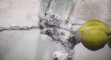 Elma sosu içinde akvaryum