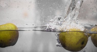 Elma sosu içinde akvaryum