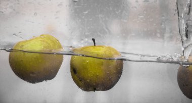 Elma sosu içinde akvaryum