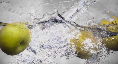 Elma sosu içinde akvaryum