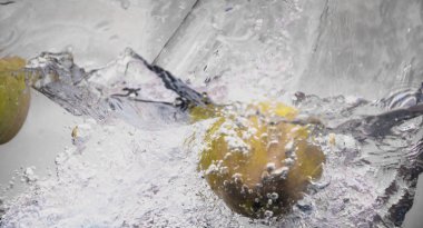 Elma sosu içinde akvaryum