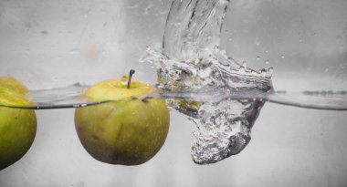 Elma sosu içinde akvaryum