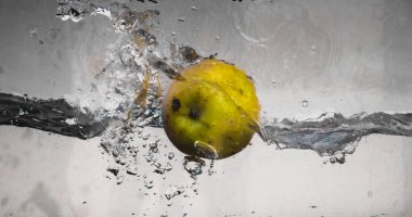 Elma sosu içinde akvaryum