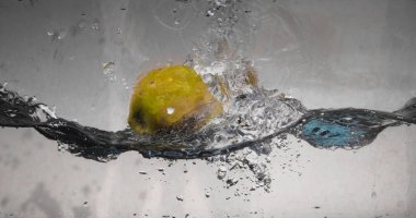 Elma sosu içinde akvaryum