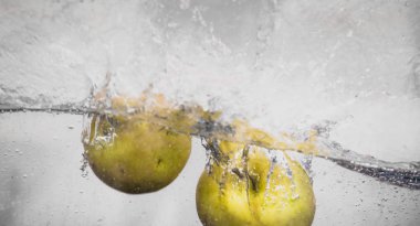 Elma sosu içinde akvaryum