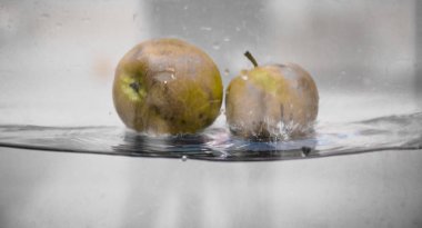 Elma sosu içinde akvaryum