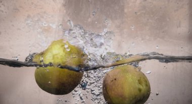 Elma sosu içinde akvaryum