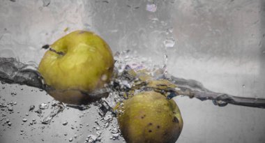 Elma sosu içinde akvaryum