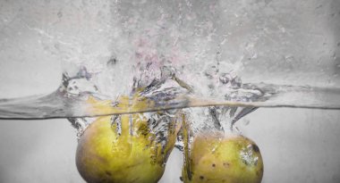 Elma sosu içinde akvaryum