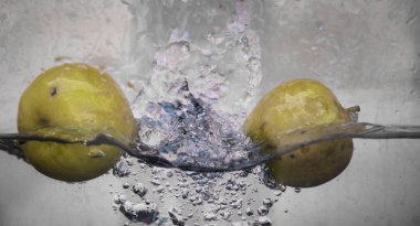 Elma sosu içinde akvaryum