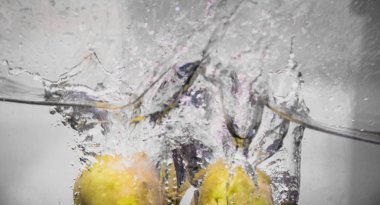 Elma sosu içinde akvaryum