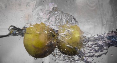 Elma sosu içinde akvaryum