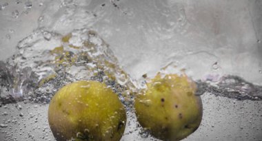 Elma sosu içinde akvaryum