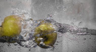 Elma sosu içinde akvaryum