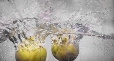 Elma sosu içinde akvaryum