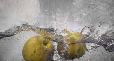 Elma sosu içinde akvaryum