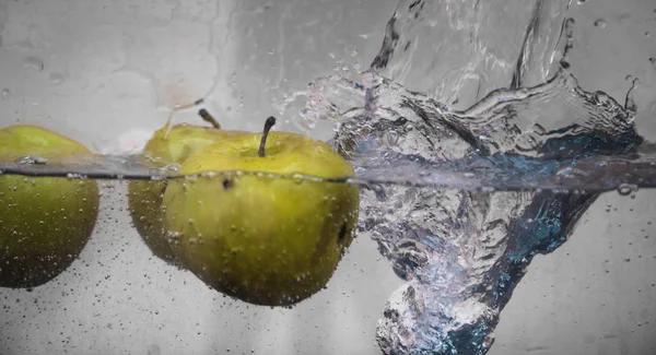Elma sosu içinde akvaryum