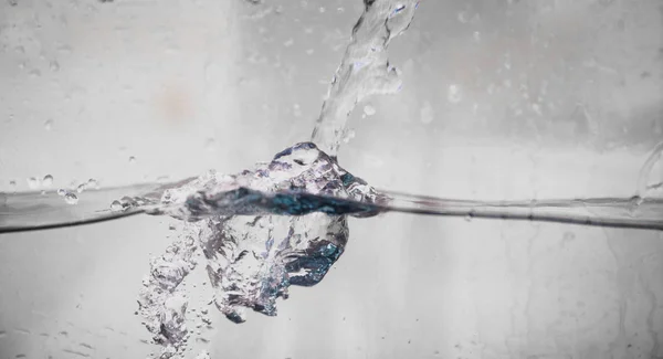 泡で流れる水 — ストック写真