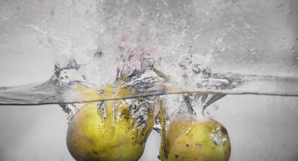 Elma sosu içinde akvaryum