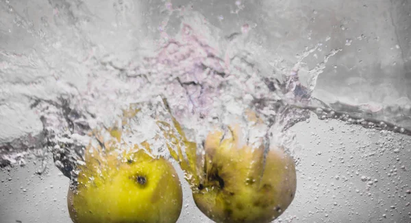 Elma sosu içinde akvaryum