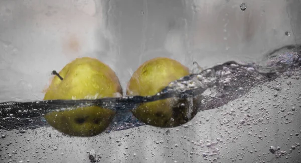 Elma sosu içinde akvaryum