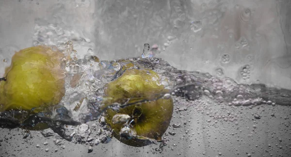 Elma sosu içinde akvaryum