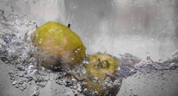 Elma sosu içinde akvaryum