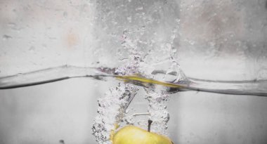 Elma sosu içinde akvaryum