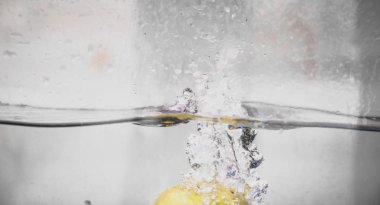 Elma sosu içinde akvaryum