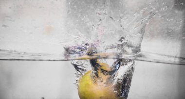 Elma sosu içinde akvaryum