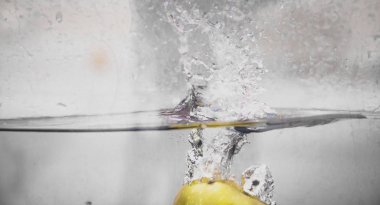 Elma sosu içinde akvaryum