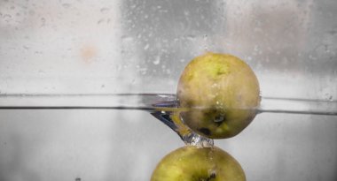 Elma sosu içinde akvaryum