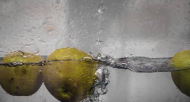 Elma sosu içinde akvaryum